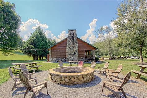 Retreat at hiawassee river - The Retreat at Hiawassee River. Made up of 11 rustically furnished cabins, The Retreat at Hiawassee River is an ideal getaway on the Hiawassee River. The grounds have a fire pit, horseshoes, volleyball and a clubhouse to relax in. 